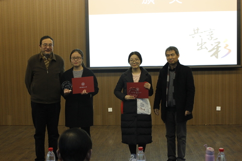 陈斯风老师和丁贤勇老师为浙江省师范生技能大赛的获得者颁奖