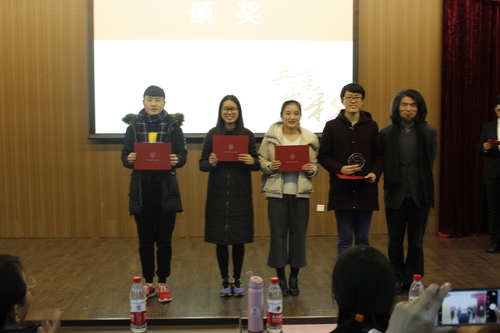 黄岳杰老师为流霞剧社代表颁奖