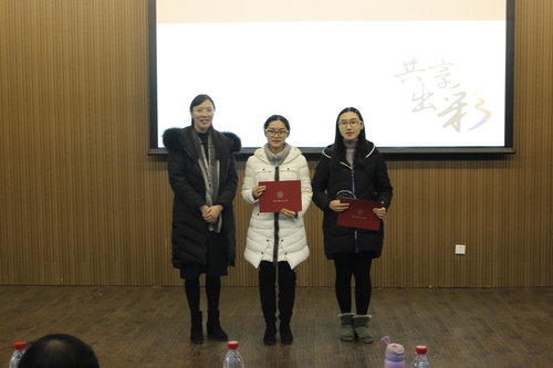 余洁书记为中国青年志愿者协会杰出志愿者颁奖