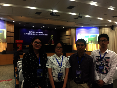 参赛同学与指导老师丁贤勇在比赛现场