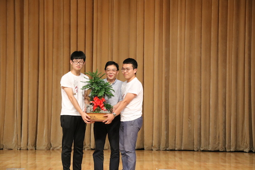 毕业生向学院赠送礼物