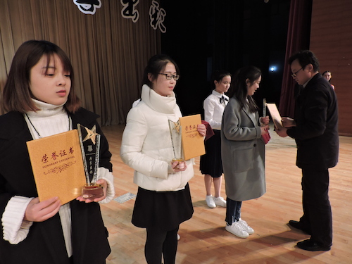 刘正平老师为在核心期刊发表论文的学生颁奖