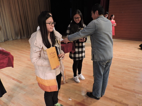 陈根民老师为优良学风班级颁奖