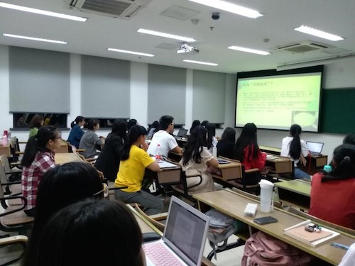 汉语言文学类183班举行“传承百年五四魂 争做时代新青年”主题班会