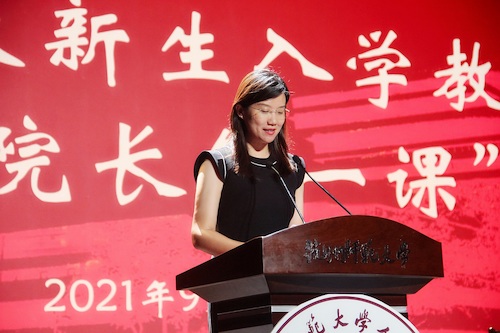 党委副书记钱珊主持典礼